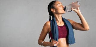 Katie Simmonds, SIGA: integridade esportiva no Brasil Atleta feminina tomando água para destacar sobre o evento SIGA Women e a integridade esportiva