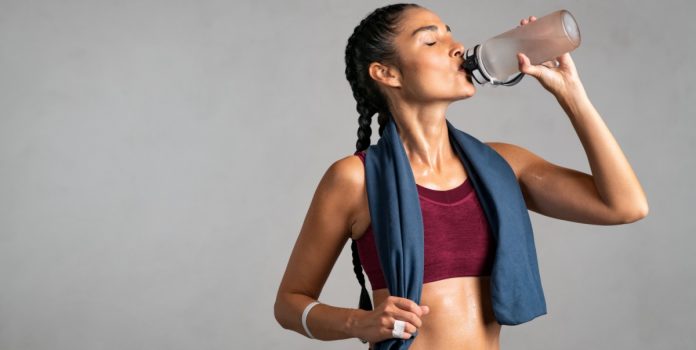 Atleta feminina tomando água para destacar sobre o evento SIGA Women e a integridade esportiva