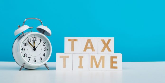 Letreiro 'Tax Time' para reforçar posicionamento do IBJR sobre possível aumento de impostos