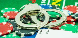 Instituições financeiras são alvo de investigação por ligação com sites de apostas ilegais Algema na mesa de jogo reforça ideia de apostas ilegais