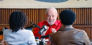 Lula defende aumento de impostos sobre apostas com justificativa de “justiça tributária” Imagem de Lula no podcast Mano a Mano comentando tributação de apostas on-line