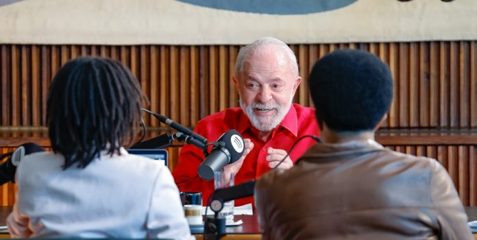 Imagem de Lula no podcast Mano a Mano comentando tributação de apostas on-line