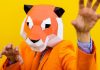 Homem vestido de tigre para abordar publicidade de apostas