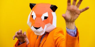 Homem vestido de tigre para abordar publicidade de apostas