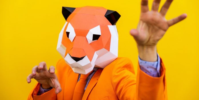 Homem vestido de tigre para abordar publicidade de apostas
