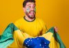 Homem com a bandeira do Brasil celebrando