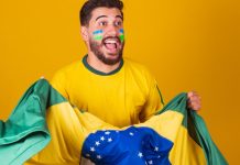 Homem com a bandeira do Brasil celebrando