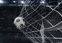 Bola de futebol entrando na goleira