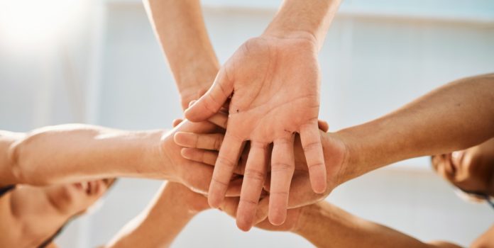 Mãos unidas representam novos membros da ANJL