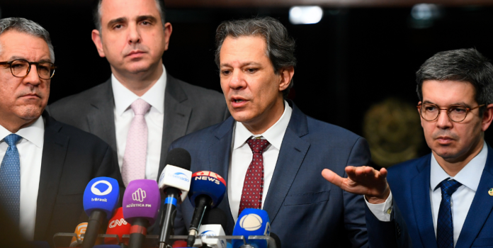 Associações-do-setor-de-apostas-reagem-às-críticas-de-Haddad Ministro Fernando Haddad falando