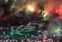 Torcida exibe escudo do Fluminense