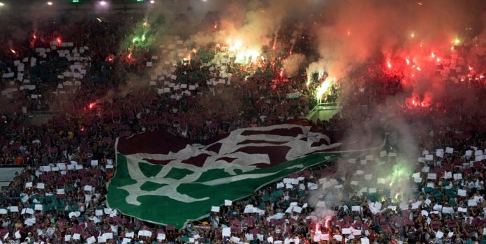 Torcida exibe escudo do Fluminense