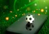 Bola de futebol em cima de celular