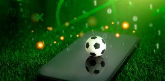 Estudo aponta que ticket médio de apostadores brasileiros é de R$ 61,52 Bola de futebol em cima de celular