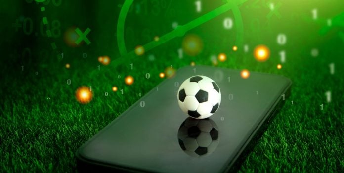 Bola de futebol em cima de celular