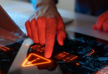 Imagem conceitual de aviso de perigo, para falar sobre a pesquisa da Febraban