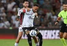 Foto de Neymar jogando futebol pelo Santos
