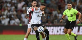 Foto de Neymar jogando futebol pelo Santos