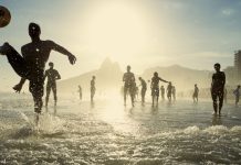 Imagem de brasileiros jogando futebol