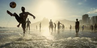 Imagem de brasileiros jogando futebol