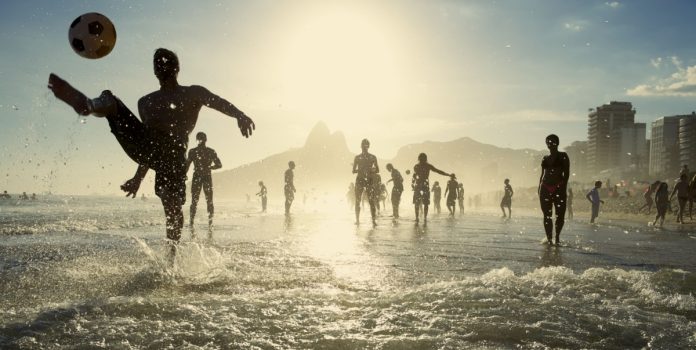 Imagem de brasileiros jogando futebol