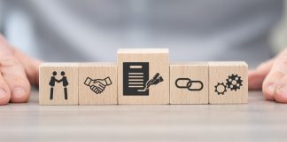 Ministérios firmam acordo para fortalecer fiscalização do mercado de apostas on-line Blocos de madeiras representando parceria entre dois lados