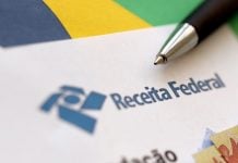 Logo da Receita Federal do Brasil no papel e uma caneta