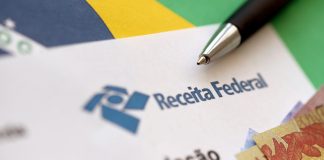 Receita Federal arrecada R$ 2,5 bilhões com casas de apostas em janeiro e fevereiro Logo da Receita Federal do Brasil no papel e uma caneta