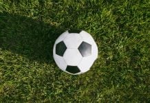 Bola de futebol na grama