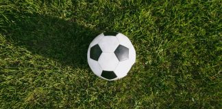 BETesporte firma parceria com CazéTV para transmissão de campeonatos de futebol Bola de futebol na grama