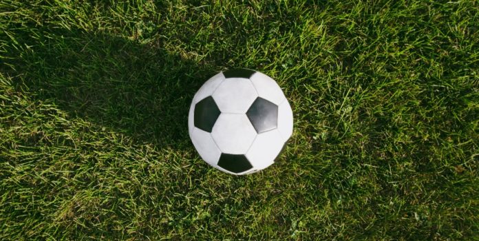 betesporte-parceria-cazétv Bola de futebol na grama