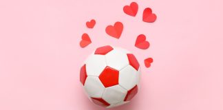 Dia do Futebol: Betnacional presta homenagem ao esporte com Galvão Bueno Bola de futebol e corações vermelhos com fundo rosa