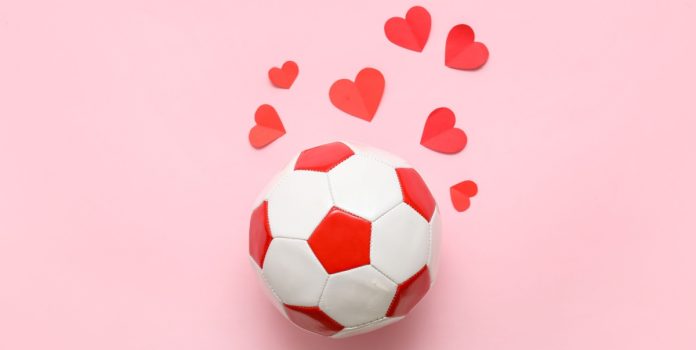 betnacional-homenagem-dia-do-futebol-galvão-bueno Bola de futebol e corações vermelhos com fundo rosa