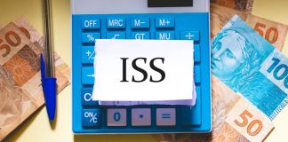 Prefeito de Belo Horizonte propõe redução de ISSQN para empresas de apostas Sigla ISS no papel em cima da calculadora, com notas de dinheiro ao lado