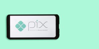 Paula Duarte, FGV Direito Rio, analisa impacto do Pix Crédito nas apostas on-line Celular com o logo do PIX na tela