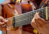 Homem tocando violão