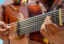 Homem tocando violão