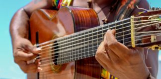 Esportes da Sorte leva arte sustentável e interatividade ao FIG 2025 Homem tocando violão