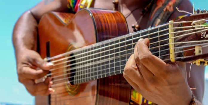 Homem tocando violão