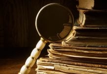 Lupa apoiada em livros