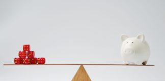 Aposta Ganha adota Bettor Sense da Sportradar para reforçar jogo responsável Imagem de uma balança com dados de um lado e um cofrinho de um porquinho do outro