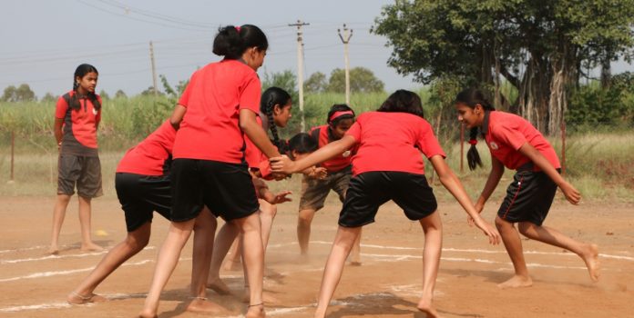 Jovens jogando Kabaddi, novo esporte disponível na BETBYq
