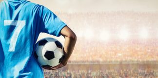 BETBY inicia nova temporada de futebol com novo modelo de trading interno Imagem de criança segurando bola de futebol