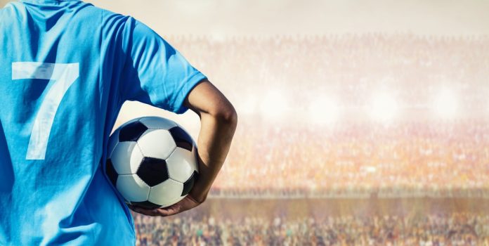 BETBY-inicia-nova-temporada-de-futebol-com-novo-modelo-de-trading-interno Imagem de criança segurando bola de futebol