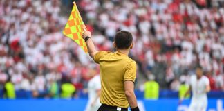 FIFA reforça proibição de publicidade de apostas nas camisas dos árbitros e áreas do VAR Árbitro durante partida de futebol