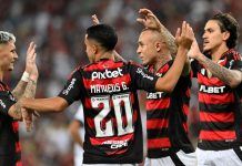 Foto da equipe do Flamengo em partida de futebol