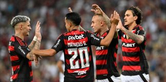Flamengo encaminha acordo de patrocínio máster com a Superbet Foto da equipe do Flamengo em partida de futebol