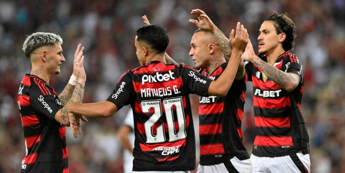 Flamengo-encaminha-acordo-de-patrocínio-máster-com-a-Superbet Foto da equipe do Flamengo em partida de futebol