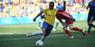 Futebol feminino já é 2ª modalidade mais popular entre apostadores do Brasil Imagem da Marta durante partida de futebol feminino