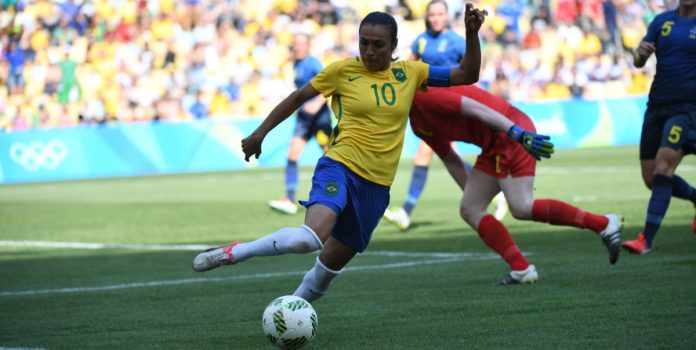 Imagem da Marta durante partida de futebol feminino